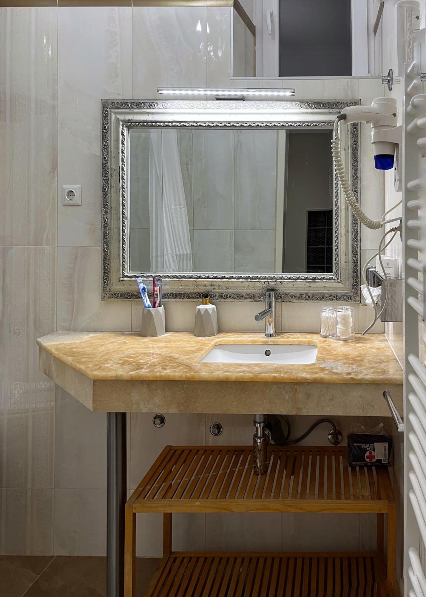 Main Street Retreat Apartment With Free Parking سراييفو المظهر الخارجي الصورة